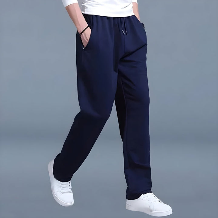 Lichtgrijze heren joggingbroek van Mikael, perfect voor een relaxte dag of sportieve activiteiten.