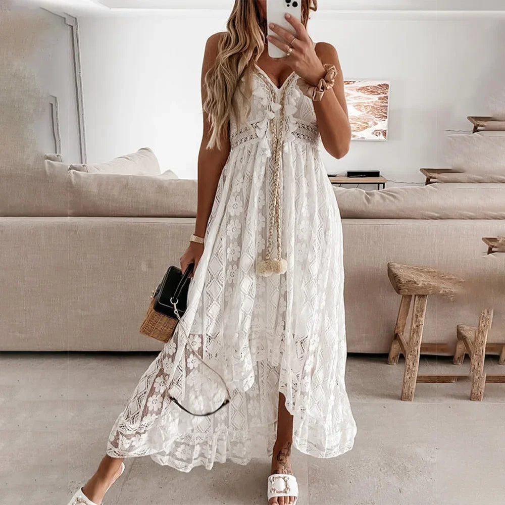 Trendy A-lijn damesjurk in boho stijl, voorzien van delicaat kant, kwastjes en een verstelbare strik; perfect voor warme dagen.