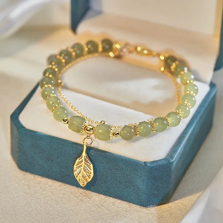 Verfijnde dames jade blad armband, symbool van balans en elegantie. Perfect edelsteen sieraad cadeau.