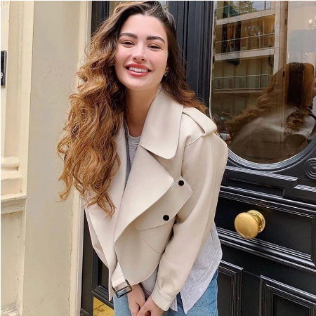 Stijlvolle beige damesjas, een trendy leren Chaqueta™️. Comfortabele bovenkleding voor een elegante casual look.