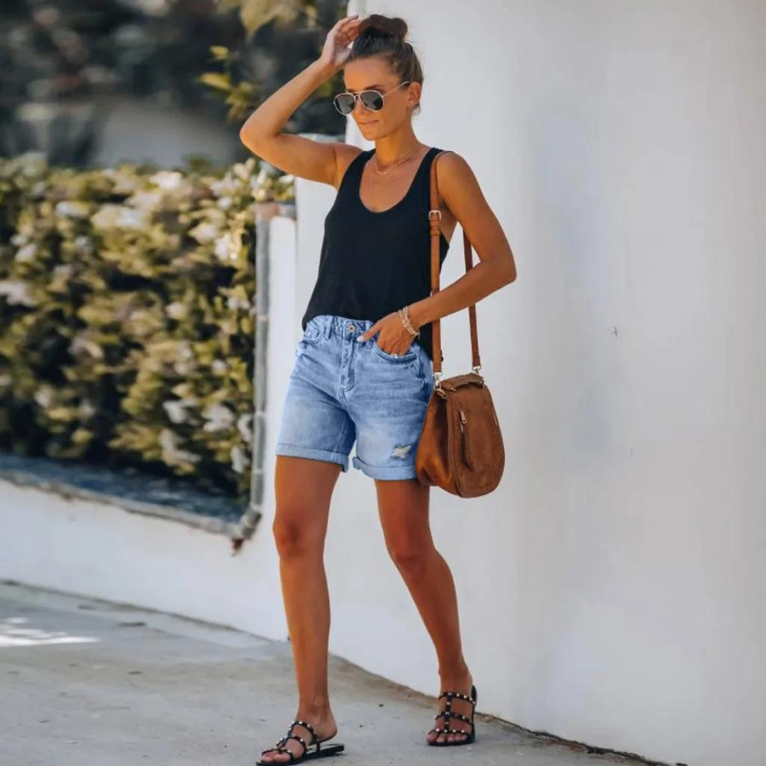 Comfortabele dames zomer short. Veelzijdige stretch korte broek voor casual kleding en flexibele damesmode.