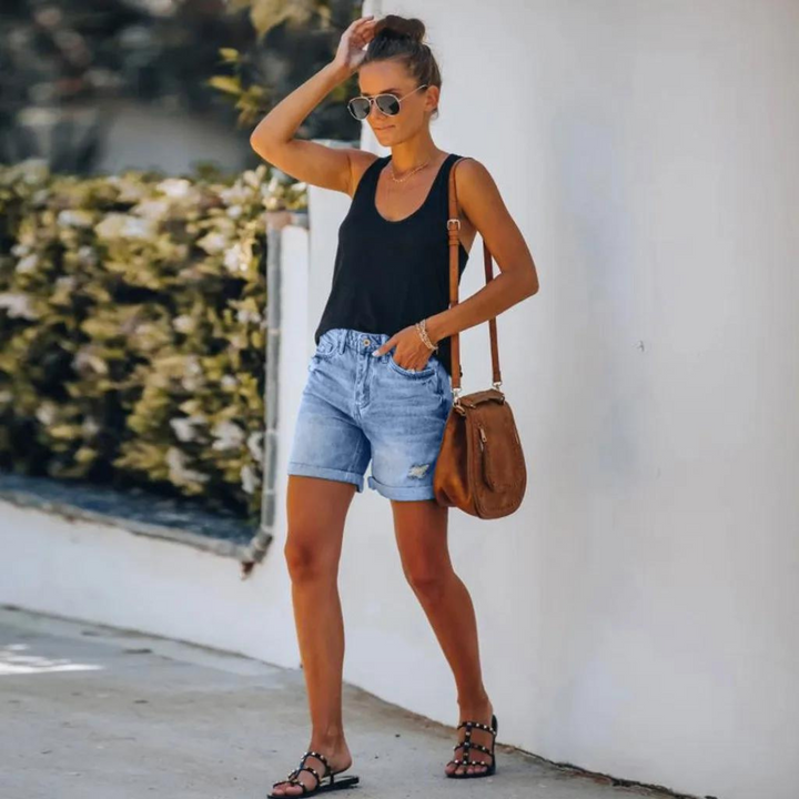 Comfortabele dames zomer short. Veelzijdige stretch korte broek voor casual kleding en flexibele damesmode.