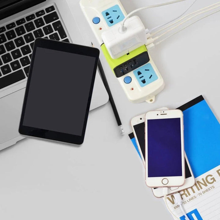 Zijaanzicht universele reisstekker met meerdere USB-C en USB-A poorten voor het opladen van diverse apparaten.