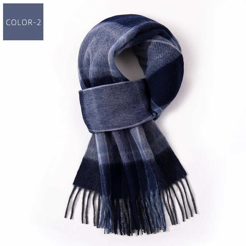 Warme geruite herensjaal van zachte wol. Een stijlvol en comfortabel mode-accessoire voor mannen in de winter.