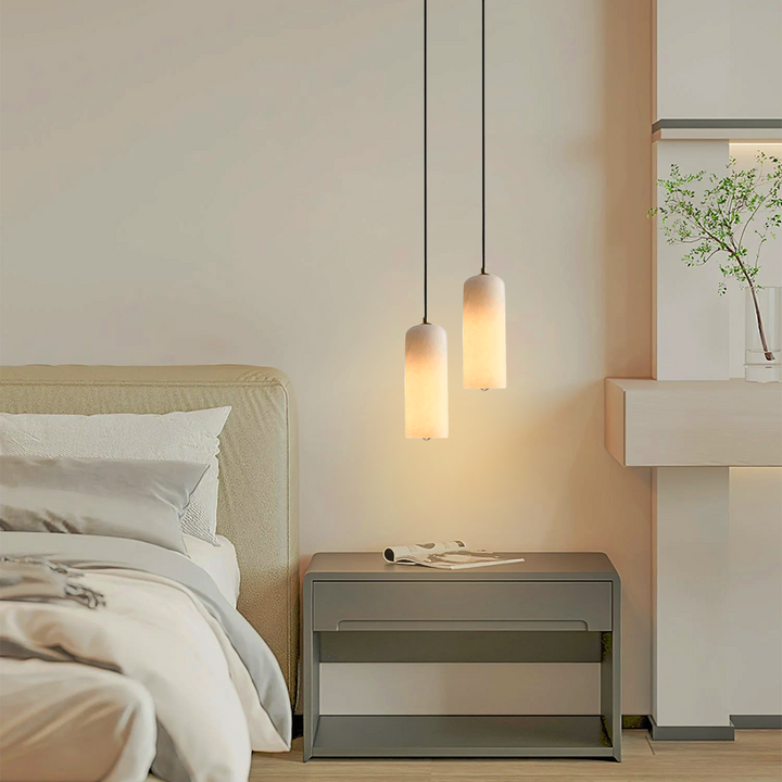 Unieke mid-century stijl albasten hanglamp met warm LED-licht.