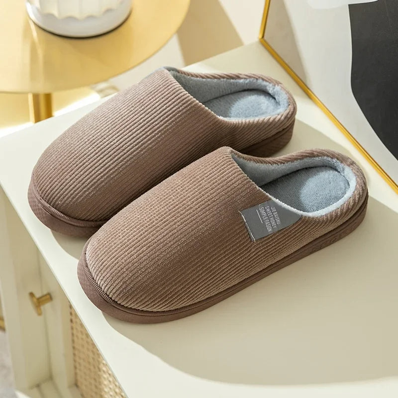 Comfortabele unisex winterpantoffels van SunStride, warme pluche binnenzijde en duurzame zool.