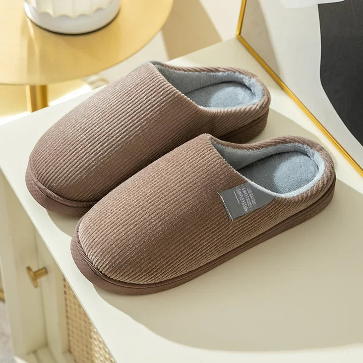 Comfortabele unisex winterpantoffels van SunStride, warme pluche binnenzijde en duurzame zool.