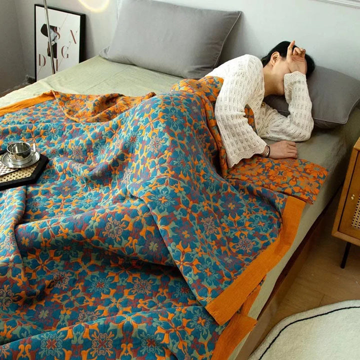 TerraLoom oranje & blauw gestreept katoenen dekbed. Zeslaags quilt voor warme, sfeervolle slaapkamerdecoratie.