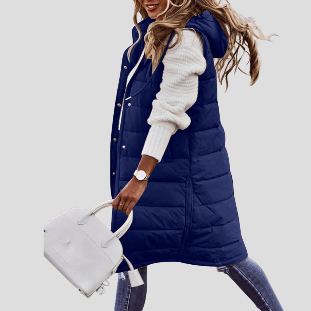 Comfortabele lange dames bodywarmer met capuchon, een mouwloos vest perfect voor casual lentemode.