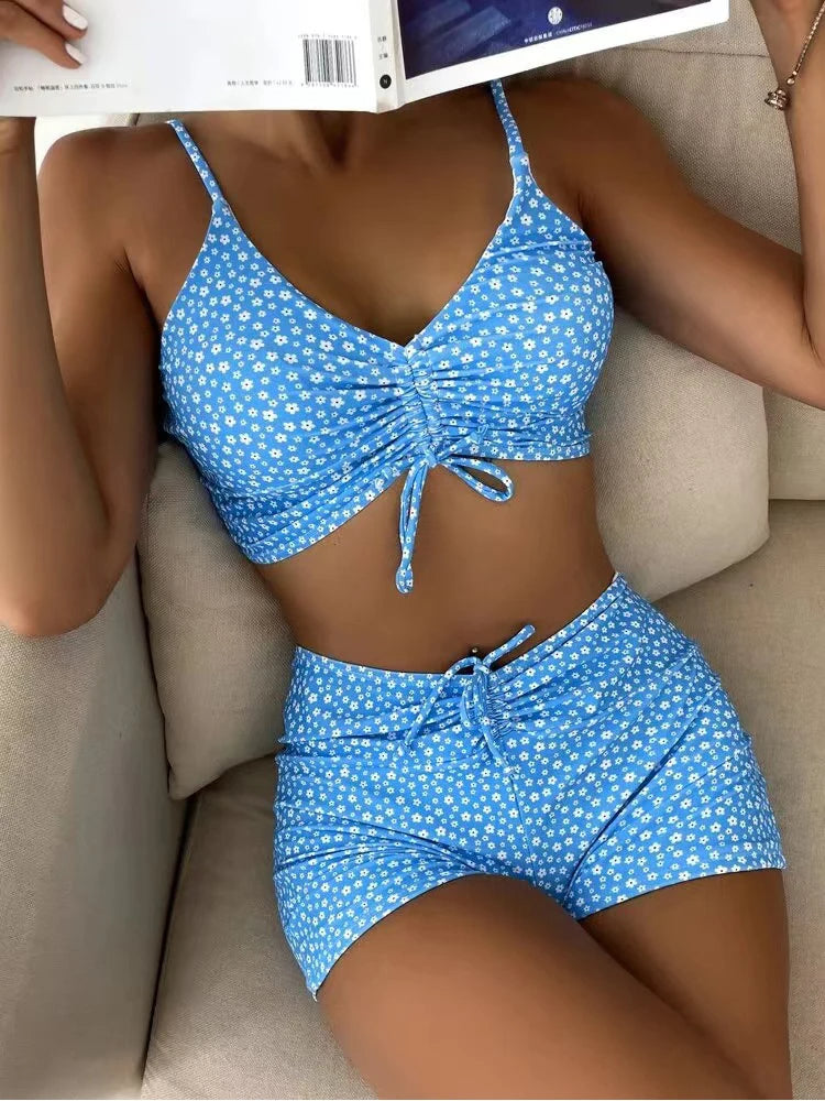 Comfortabele dames bikini met vrolijke bloemenprint en hoge taille, perfecte strandmode voor vrouwen.