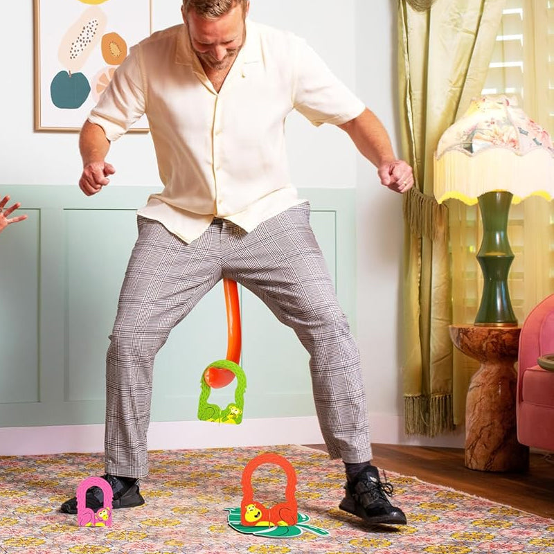 Vriendengroep geniet van het actieve Swingo partyspel in de tuin, buiten in de zon. Ideaal voor groepsspel en familieplezier.