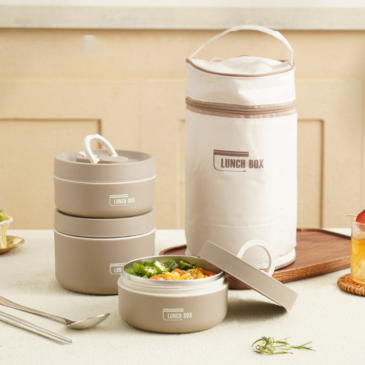 Kantoorprofessional met Isobox™ geïsoleerde lunchbox van roestvrijstaal voor een gezonde lunch.