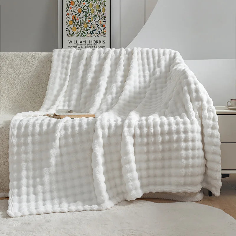 Close-up van de extra zachte textuur van de PlushBubble flanellen deken, ideaal als comfortdeken of plaid.