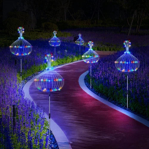 SparkGlow waterdichte solar tuinlamp met LED vuurwerkeffect voor energiezuinige terrastuin.