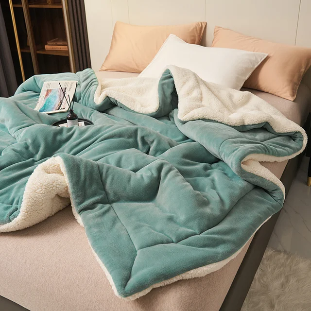 Gezellig interieur met een SoftHug luxe warme fleecedeken, voegt comfort en sfeer toe.