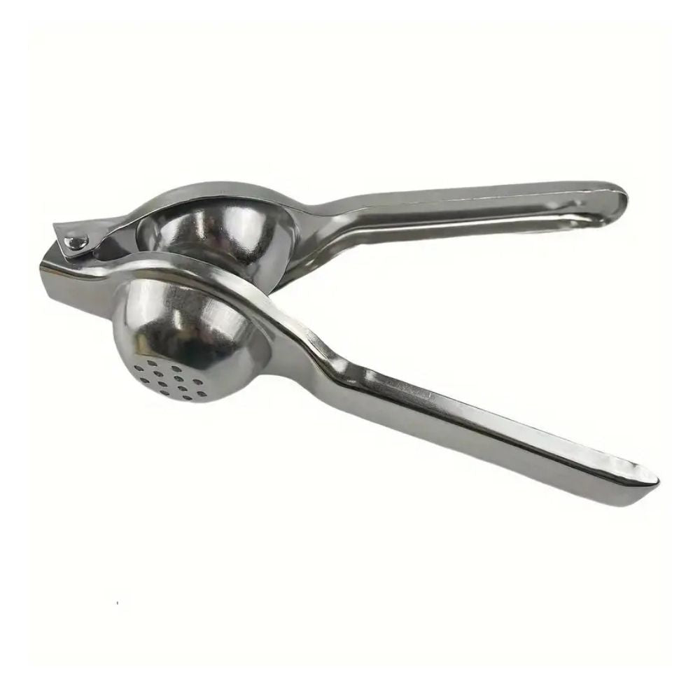 Glanzende roestvrijstalen citroenpers naast verse citroenen, klaar voor gebruik. Essentiële keukenhulp.