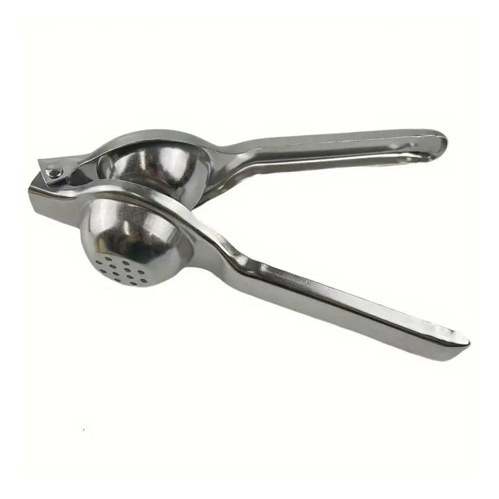 Glanzende roestvrijstalen citroenpers naast verse citroenen, klaar voor gebruik. Essentiële keukenhulp.