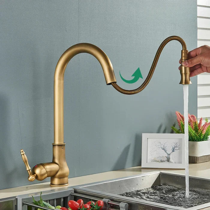 Functionele keukenkraan, antiek messing, vintage stijl, voor warm/koud water met draaibare tuit.