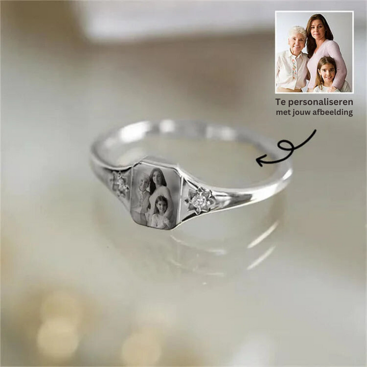 Dames sentimentring met unieke herinnering, gouden ring met persoonlijke foto en steen naar keuze.