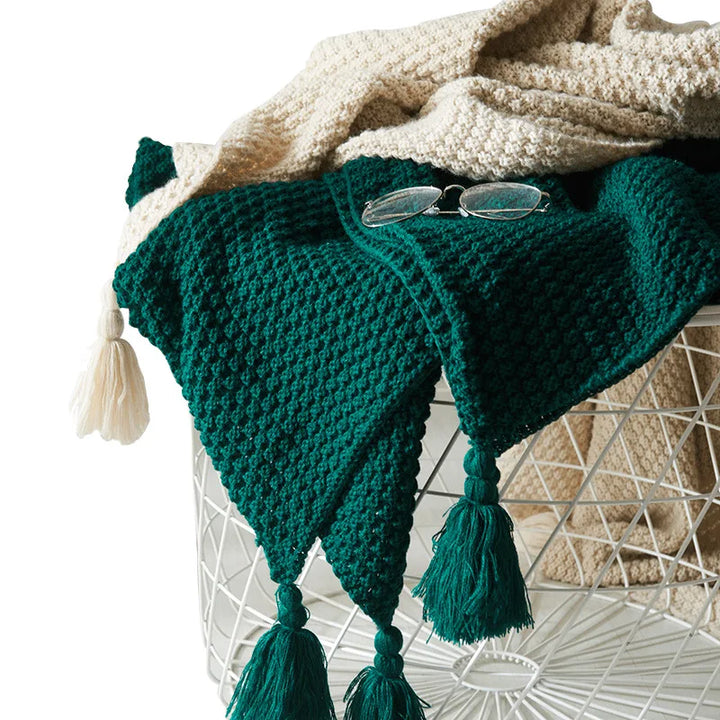 NordicCozy gebreide wollen plaid met kwastjes, perfect voor Scandinavische interieurdecoratie.