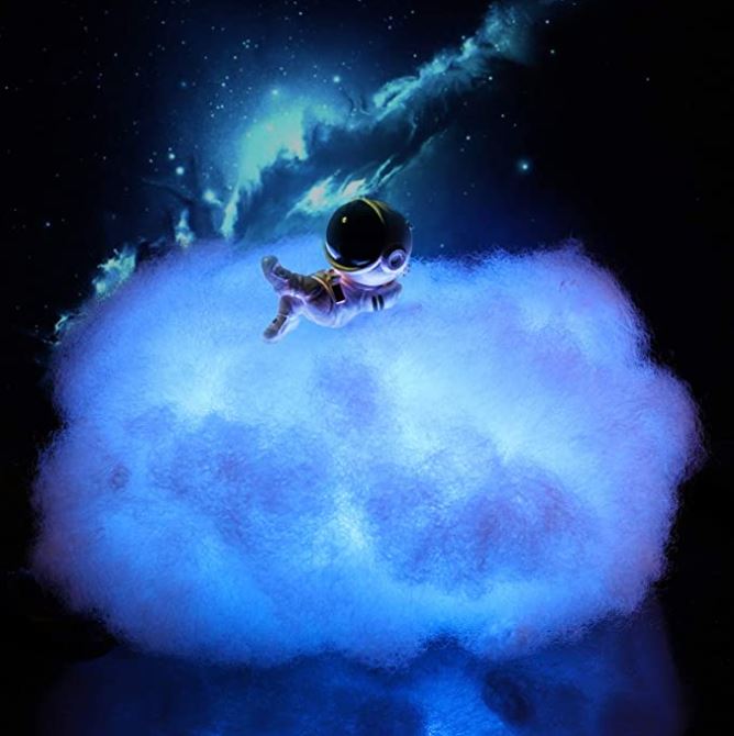 Schattig astronaut nachtlampje op wolkbasis, perfecte kleurrijke LED sfeerlamp voor slaapkamer decoratie.