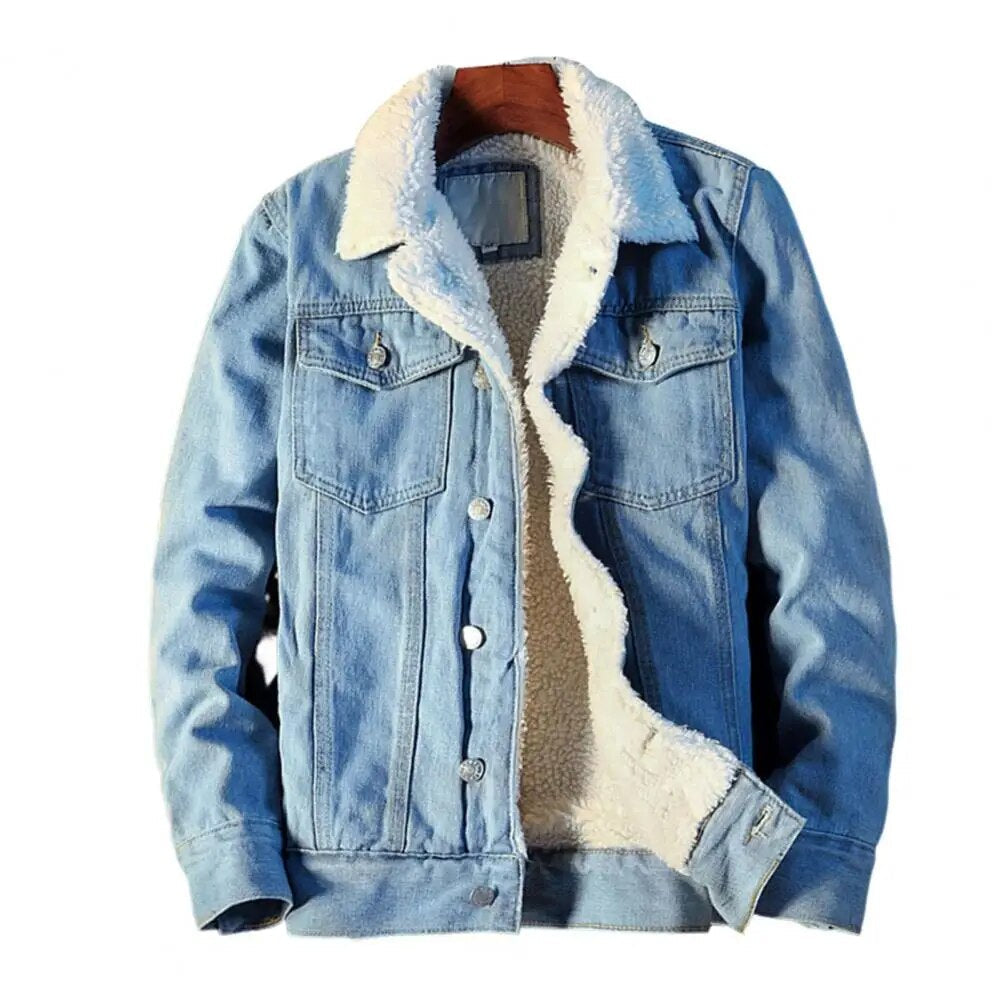 Man draagt stijlvolle Tobias heren denimlook winterjas met knopen; perfect voor een casual, warme herfst- of winteroutfit.