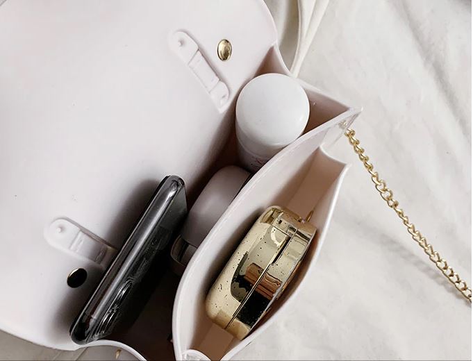 Compacte schoudertas van jelly materiaal, ideaal als crossbody voor de vrouw.