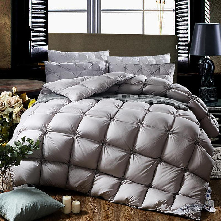 Warm PlumeLux ganzendons dekbed, doorgestikt. Biedt ultiem comfort en luxe warmte voor een heerlijke nachtrust.