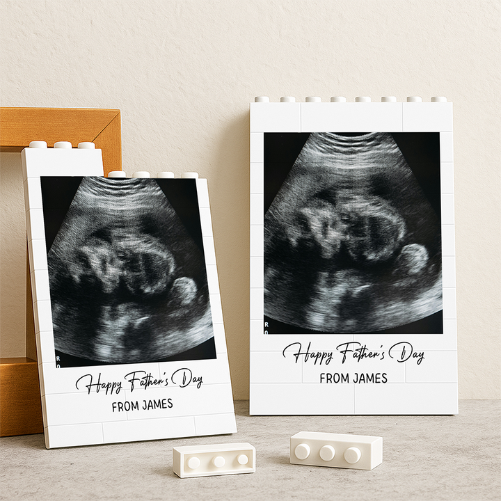 Gepersonaliseerde fotobouwsteen met herinnering als bureau decoratie, staand op een houten bureau.