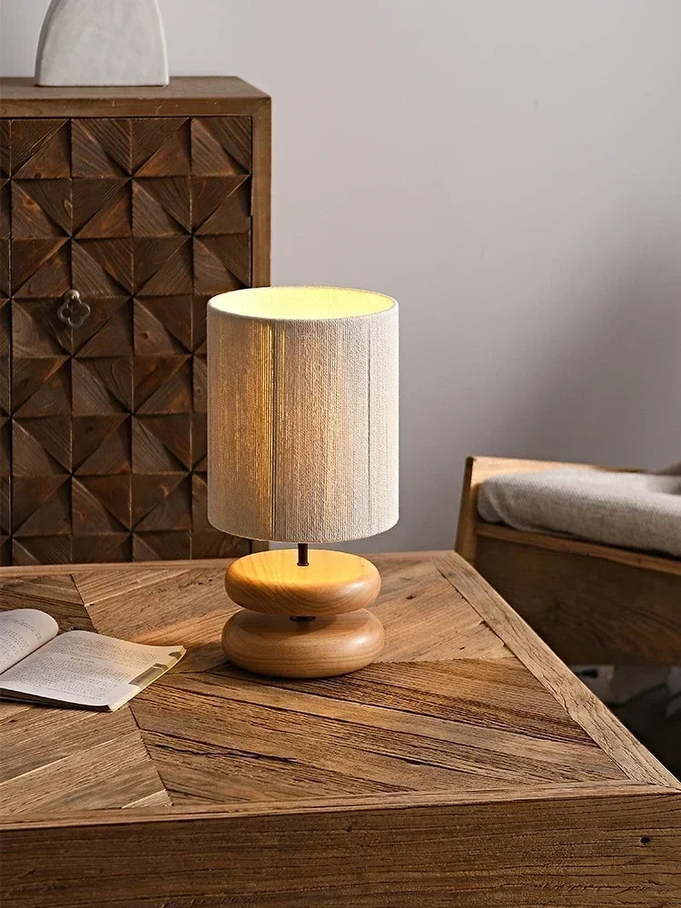 Moderne Japandi tafellamp: donkerbruine keramieken voet met lichtbruine linnen kap, slaapkamer.