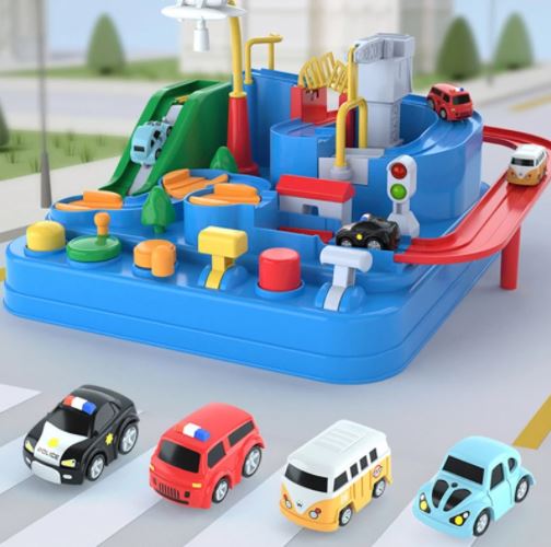 Lachend kind speelt met interactief auto avontuur speelgoed; stimuleert motoriek en schermvrij peuter speelgoed.