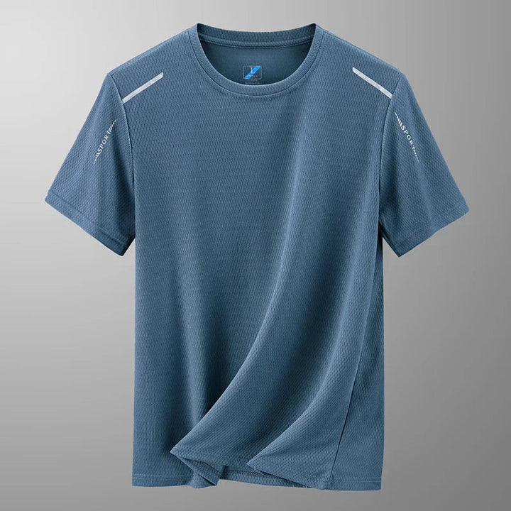 Man in Hoymans sneldrogend sportshirt tijdens workout. Ademend fitness T-shirt voor comfort in de gym of zomer.