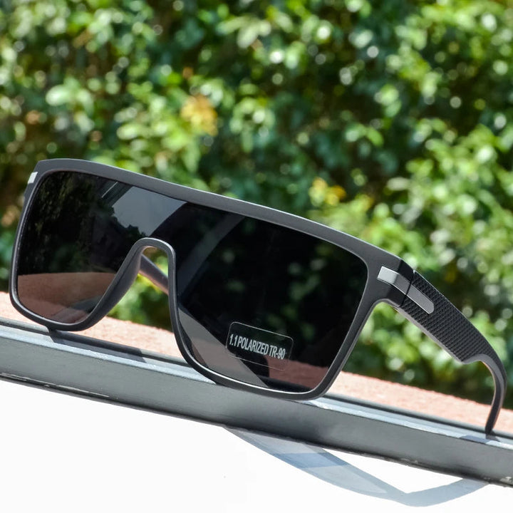 Stijlvolle zwarte oversized heren zonnebril. Biedt UV400 bescherming en anti-schittering.