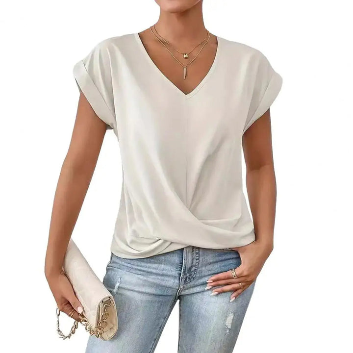 Modieuze losvallende damesblouse met stijlvolle V-hals en geplooide accenten.