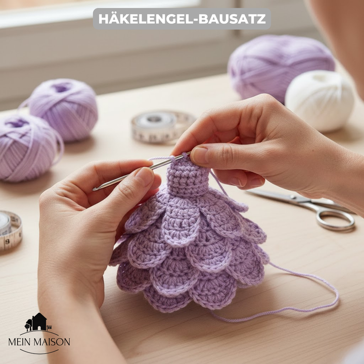 Zelfgemaakte gehaakte beschermengel uit de HaloWeave knutselset, perfect voor decoratie of cadeau.