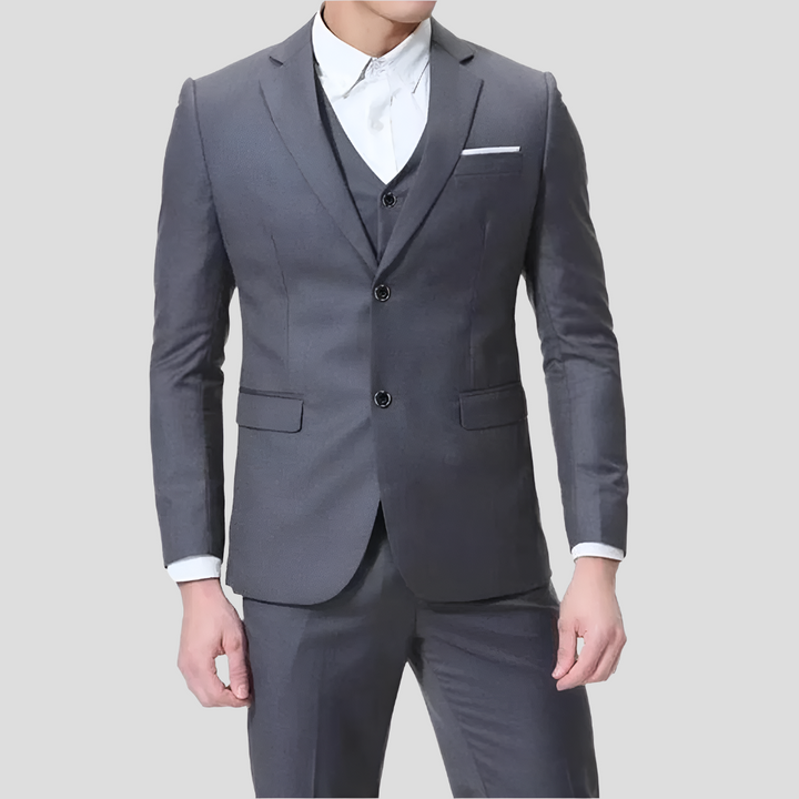 Het stijlvolle zwarte vest van het driedelige pak, getailleerd en perfect voor een complete, elegante look.