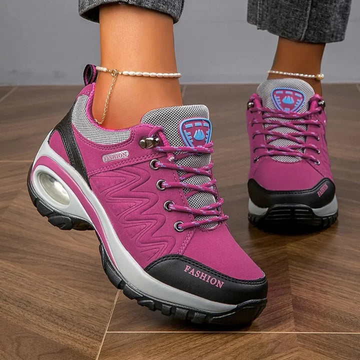 Comfortabele antislip dames wandelschoenen in grijs met roze accenten, perfect voor trekking en buitenactiviteiten.