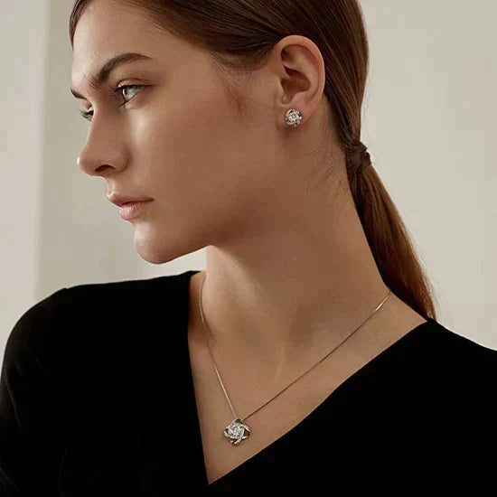Dames Liefdesknoop ketting & oorbellen set, elegant verzilverd met sprankelende zirkonia. Perfect dames sieraad.