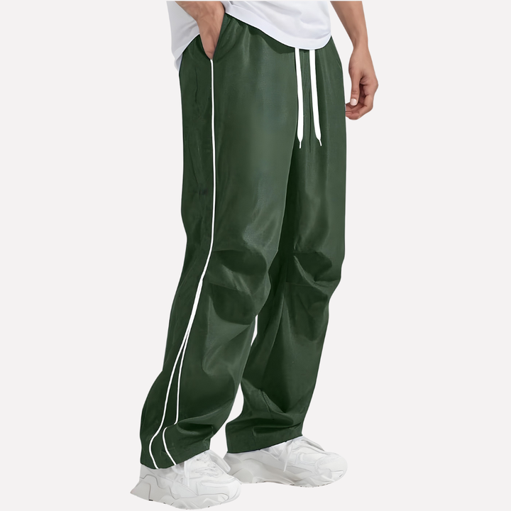 Atletische heren jogger broek met zijstrepen tijdens workout, biedt optimale bewegingsvrijheid en ademend comfort.