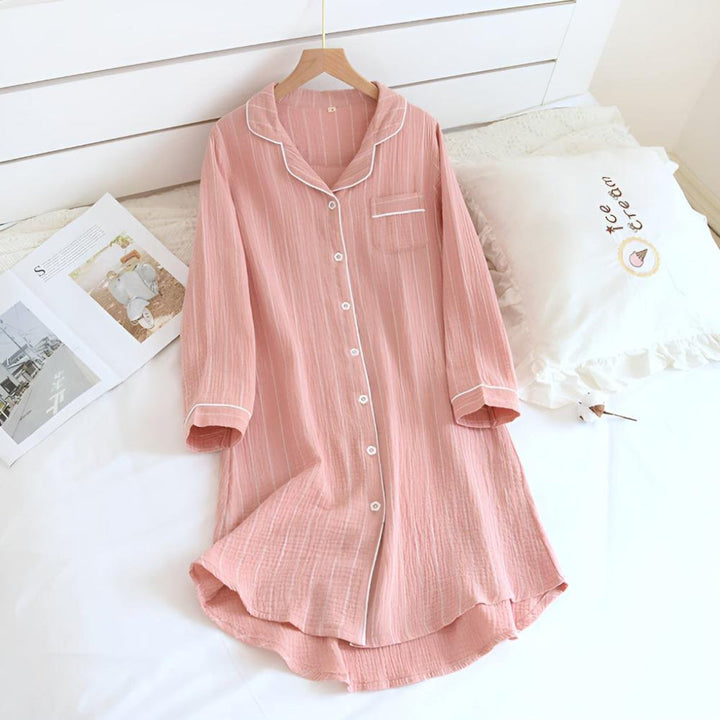 Roze gestreept dames nachthemd van ademend lichtgewicht katoen gaas, comfortabele zomerse slaapkleding.