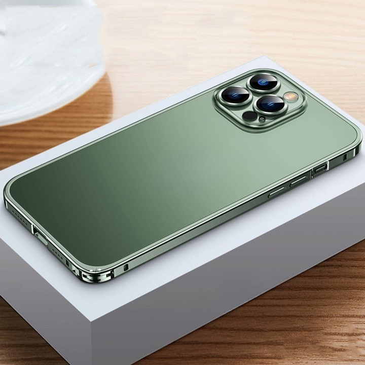 Sterke aluminium bumper voor iPhone 14. Effectieve bescherming tegen vallen, behoudt het originele design van je telefoon.