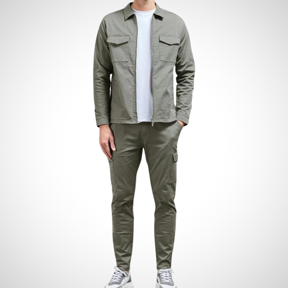 Detaillering van cargozakken op broekspijp van heren joggingpak. Praktisch en streetwear stijlvol.
