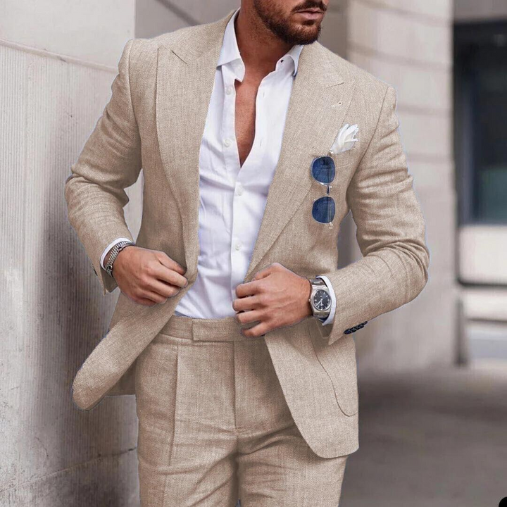 Trendy khaki linnen strandpak voor heren, perfect voor een casual-chique bruiloft aan zee.