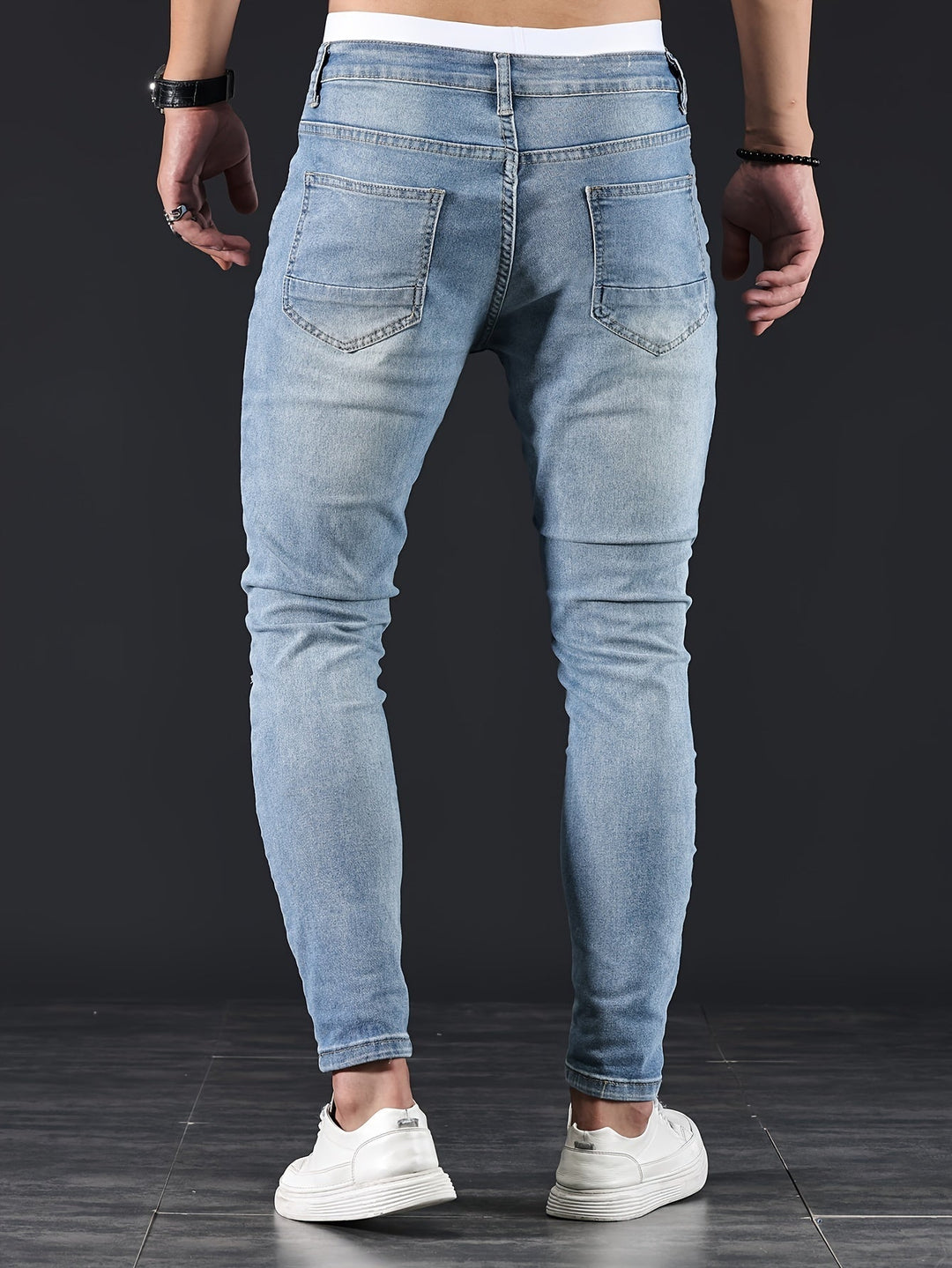 Comfortabele slim fit heren spijkerbroek van stretch denim. Gescheurde look spijkerbroek voor dagelijks gebruik.