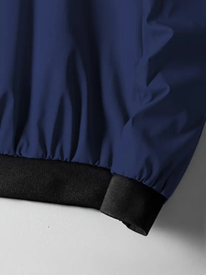 Lichtgewicht rode zomerjas voor heren, perfect voor een actieve, casual levensstijl.