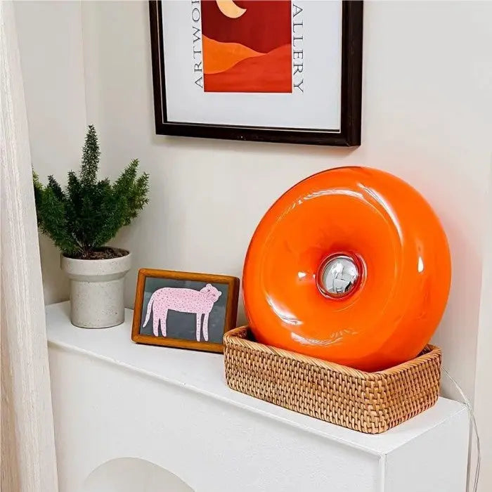 Glazen LED tafellamp, donut vorm met modern design, creëert sfeer op elke tafel.