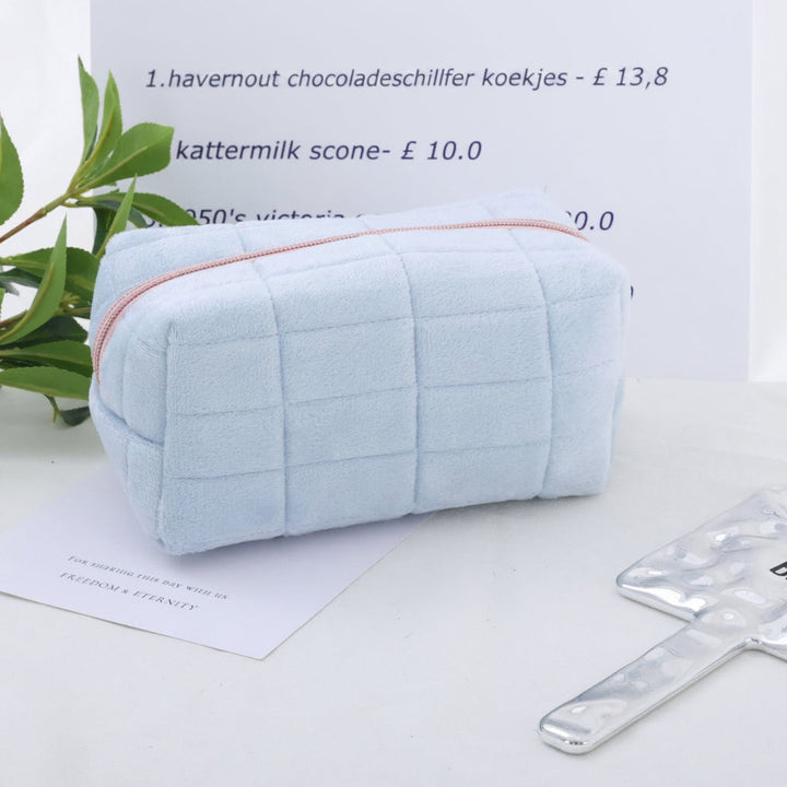 Ruime beautycase opbergtas voor make-up en cosmetica. Zachte gewatteerde kussen stijl toilettas voor dames.