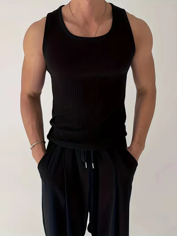 Zwarte heren slimfit tanktop voor fitness & sport. Ideaal voor workout, hardlopen en zomerse dagen.