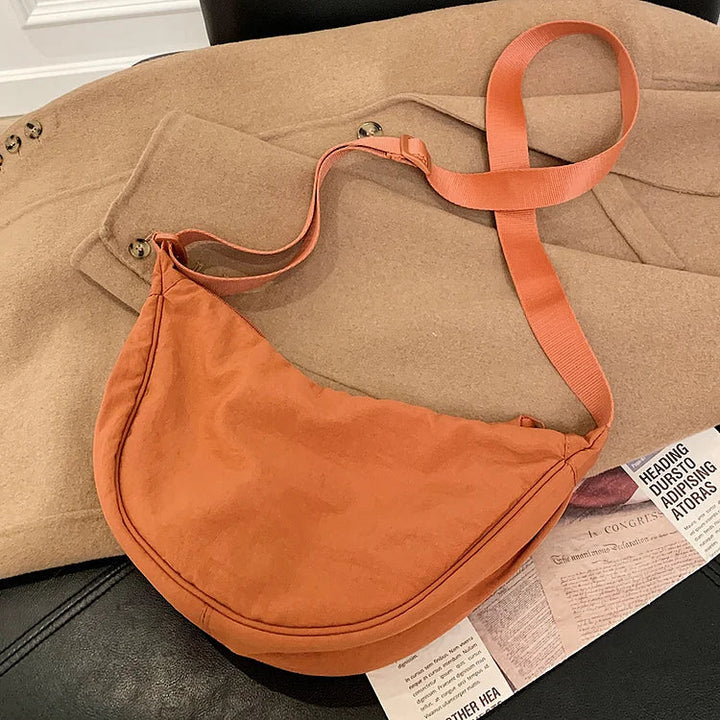 Modieuze canvas dumpling tas, een stijlvolle keuze voor elke modebewuste dame.