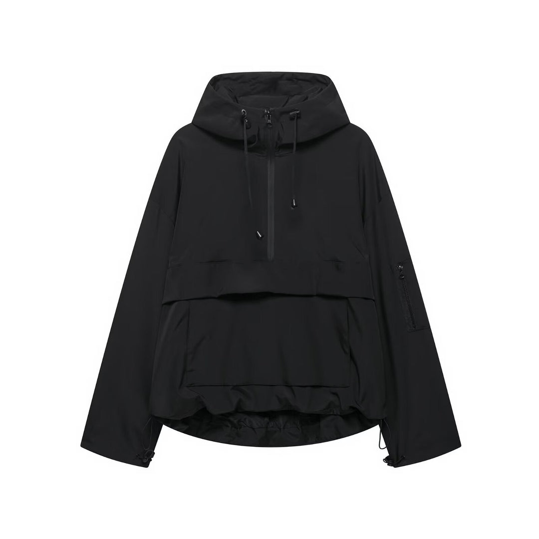 Zwarte dames sportjas met capuchon en anorak-stijl, comfortabel voor sport en vrije tijd. Urban en praktisch.